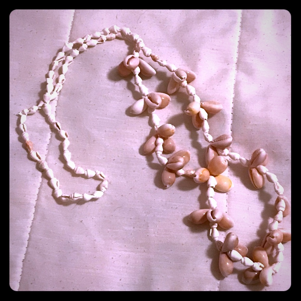 Vintage boho medium length seashell necklace EUC
